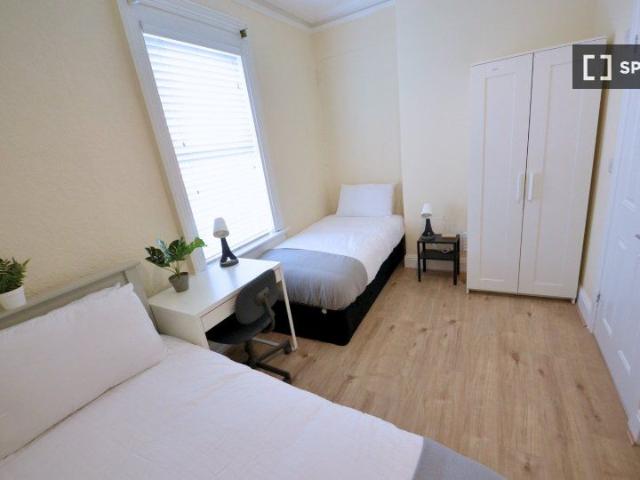 Bed in a twin room for female in 5 bedroom apartment in Drum