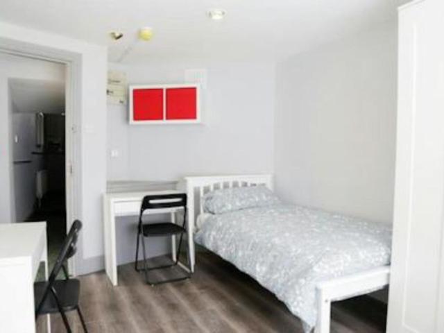 Bed in a welcoming twin bedroom, in Phibsborough