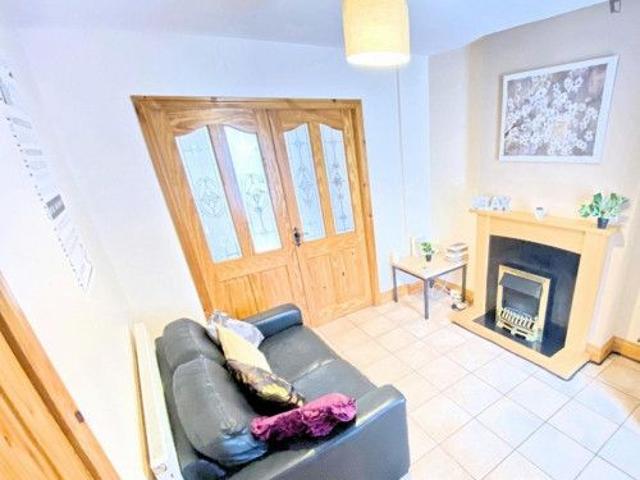 Bed in a welcoming twin ensuite male bedroom, near University College Cork