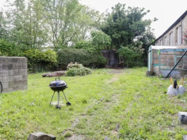 Bed in a bright twin ensuite bedroom, in Phibsborough