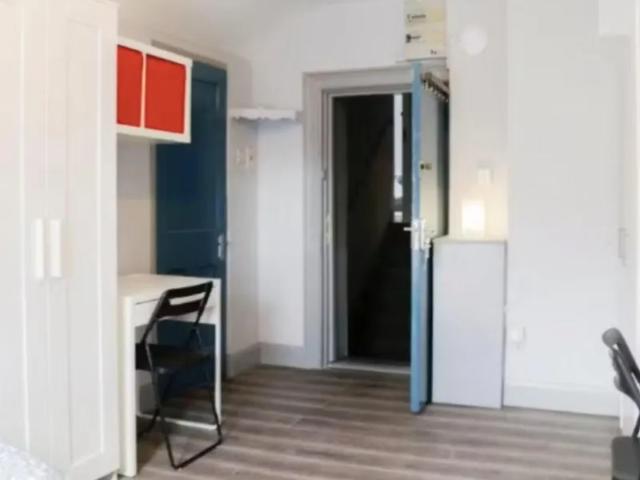 Bed in a bright twin ensuite bedroom, in Phibsborough