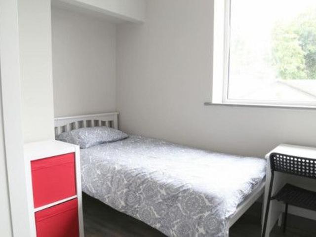 Bed in a cosy twin bedroom, near Albert College Park