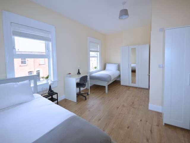Bed in a ensuite twin room for female in 5 bedroom apartment