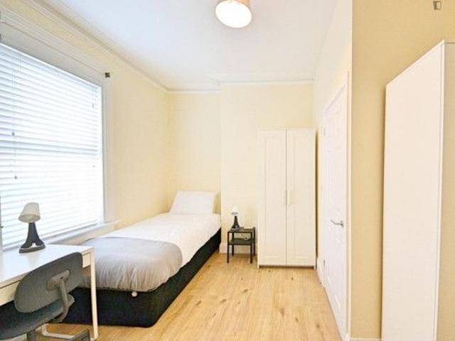 Bed in a homely twin ensuite male bedroom in Dublin 3