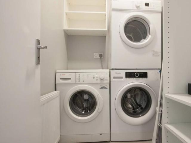 Bed in a nice twin ensuite bedroom, in Phibsborough