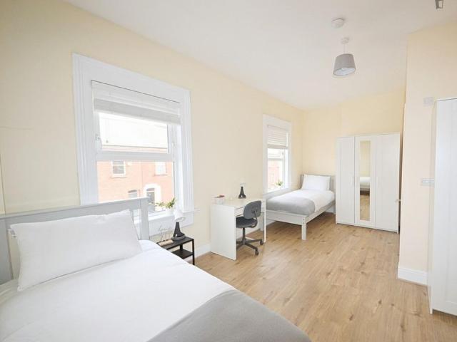 Bed in a nice twin ensuite female bedroom, in Ballybough
