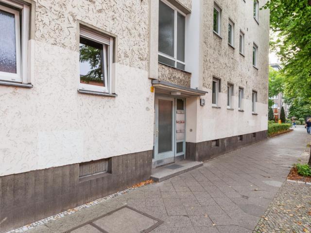 Bed in modern twin bedroom in Reinickendorf