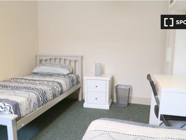 Bed in shared 9 bedroom flat for rent, Inns Quay