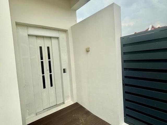 Bedok Pesari D16, Semi
