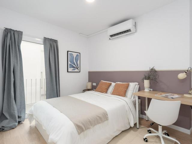 Bedroom for rent in Carme 5, Barcelona