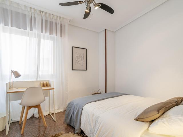 Bedroom for rent in San Vicente 40, Alicante