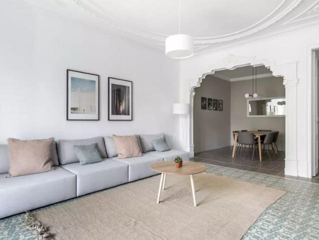 Bedroom for rent in shared apartment in Gracia