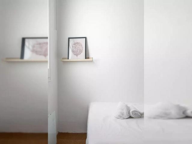 Bedroom for rent in shared apartment in Gracia
