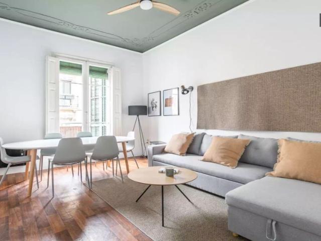 Bedroom for rent in shared apartment in Gracia