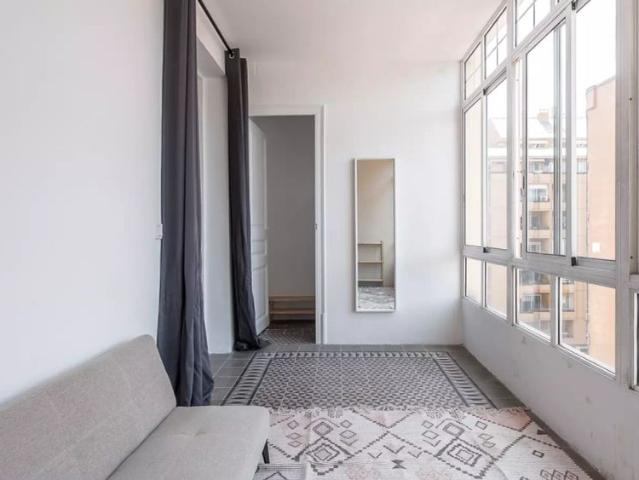 Bedroom for rent in shared apartment in Gracia