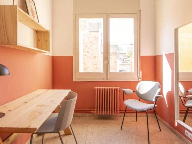 Bedroom for rent in shared apartment in Gracia