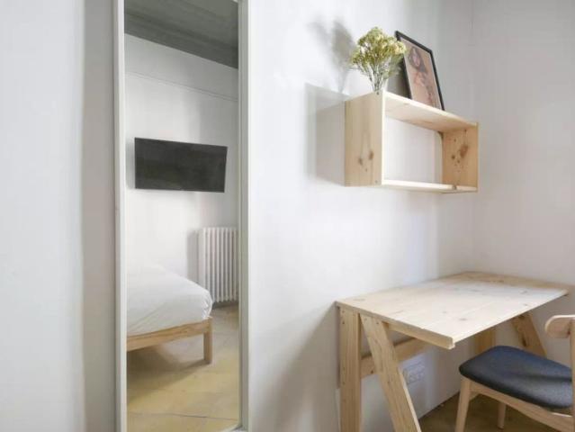Bedroom for rent in shared apartment in Gracia