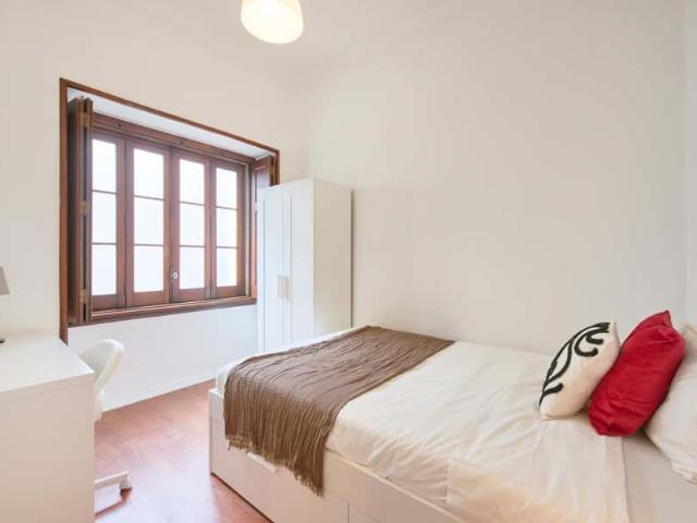 Bedroom in a 11 Bedroom Apartment in Rua de Buenos Aires, Lisbon Room 3