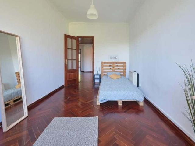 Bedroom in a 5 bedroom Apartment, Almada Room 4