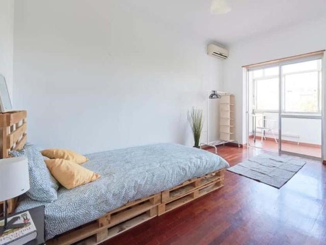 Bedroom in a 5 bedroom Apartment, Almada Room 5