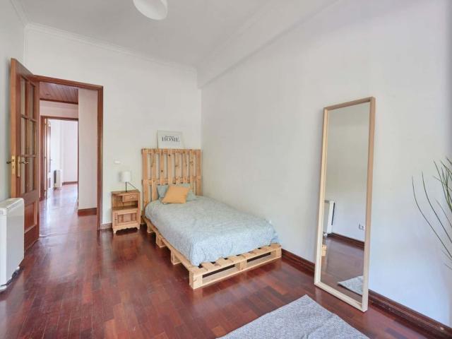 Bedroom in a 5 bedroom Apartment, Almada Room 2