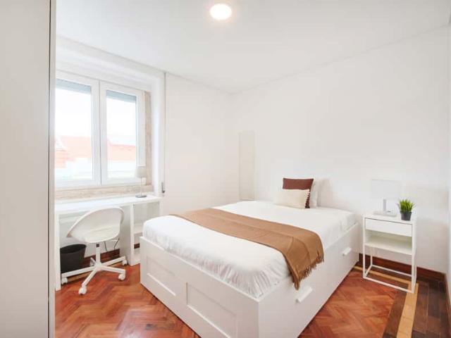 Bedroom in a 9 Bedroom Apartment in Rua Fialho de Almeida, Lisbon Room 2