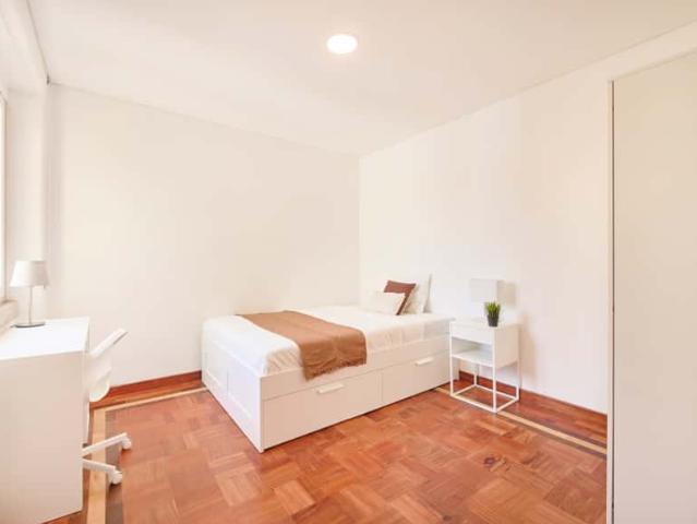 Bedroom in a 9 Bedroom Apartment in Rua Fialho de Almeida, Lisbon Room 8