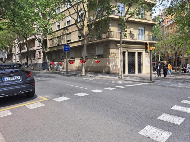 Bedroom with double bed in Barcelona city center close to Plaça de les Glòries Catalanes
