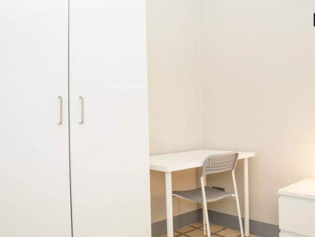 Bedroom with independent key in 4 bedroom apartment, El Raval