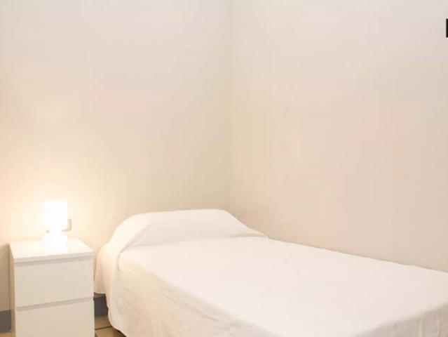 Bedroom with independent key in 4 bedroom apartment, El Raval