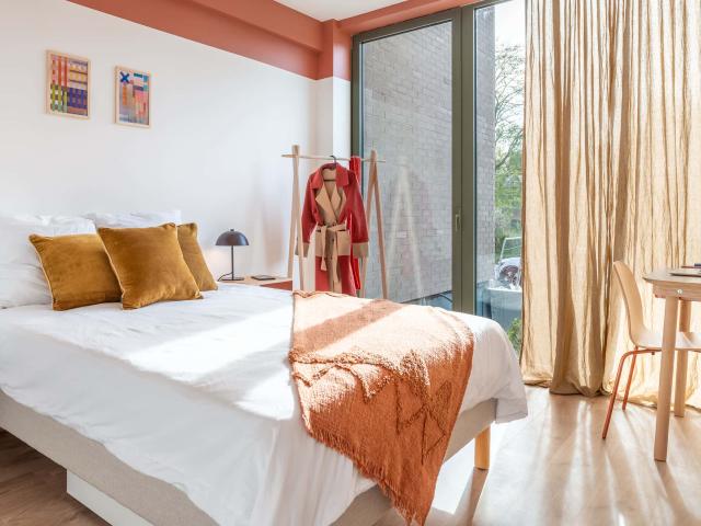 Bedroom with private bathroom in a 5 bedroom apartment Room 3 Apartment 4M