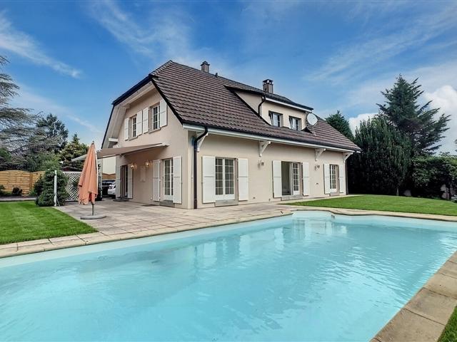 Beeindruckende renovierte Villa mit Pool und Garten