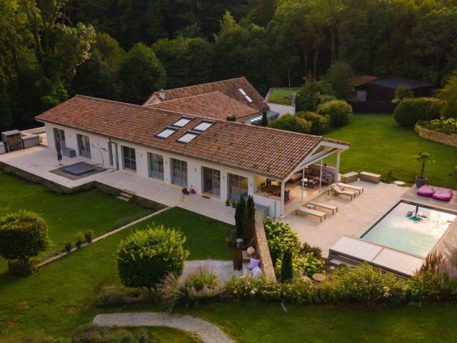 Beeindruckendes Chalet mit traumhafter Gartengestaltung und großem Innenpool