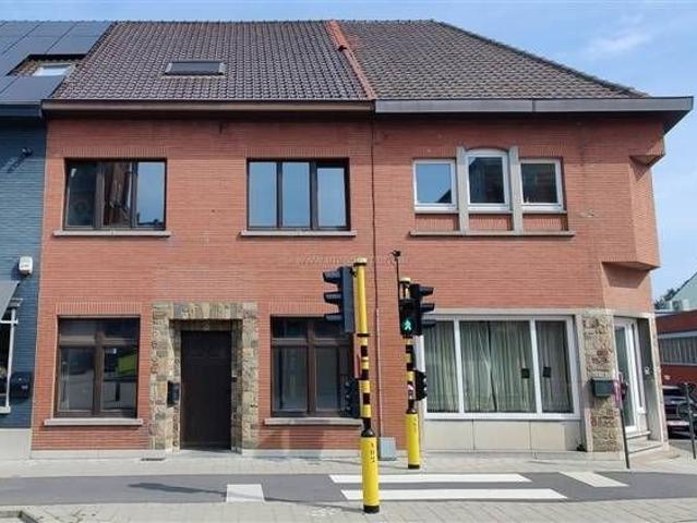 BEERSEL: Maison très spacieuse avec garage, en plein centre