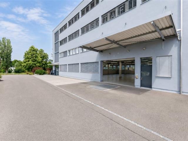 Befahrbare Lager und Werkstattfläche mit Rolltor