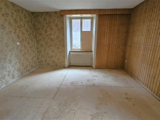 Befindet sich im Malleray Depot/Lager/Lager mit 4 Zimmern im Erdgeschoss zur Miete