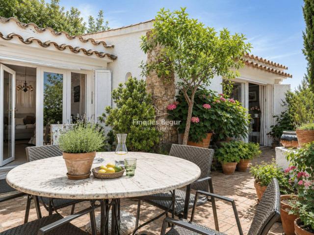 Begur, Casa de pueblo con jardín privado y licencia turístic. 890m² Begur