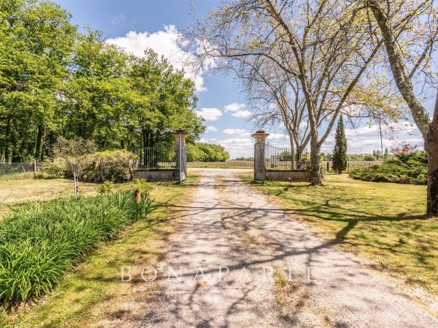 Bégadan Propriété En Pierre De 16 Hectares À 25 Minutes De. 330m² Bégadan
