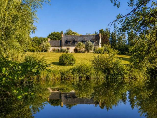 BÉGARD – Propriété de caractère sur plus de 2 hectares avec étang, ruisseau