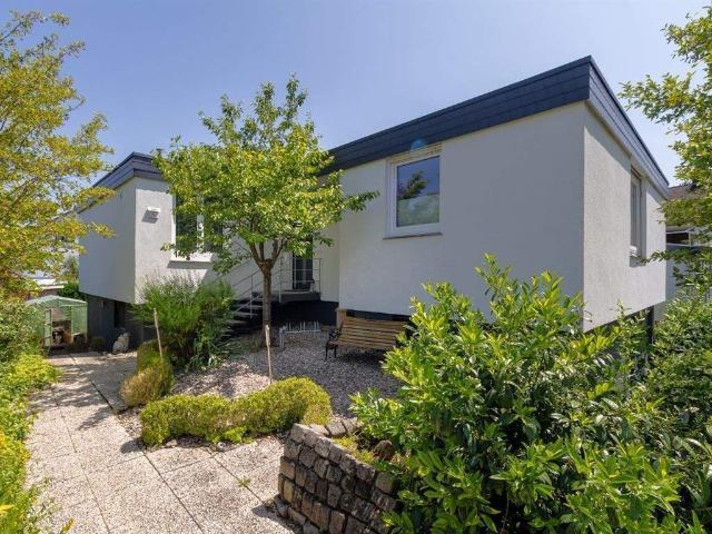 Begehrte Wohnlage: Großzügiger Winkelbungalow mit schönem Garten und Garage