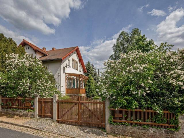 Begehrte Wohnlage in Radebeul West + Ruhe + historisches Wohnhaus + idyllischer Garten + schmuckvolle Kachelöfen + +