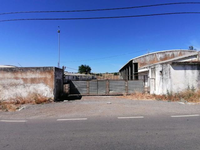 Beja, 2040,150 m2 de Armazéns Diversos instalados em 7190,690 m2 de terrenos Urbanos e ainda 2,5 hectares de terrenos Rústicos