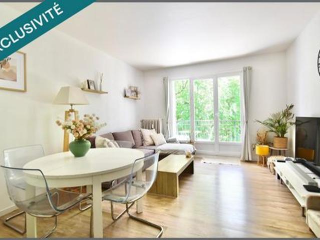 Bel appartement 2 chambres avec balcon, cave et parking