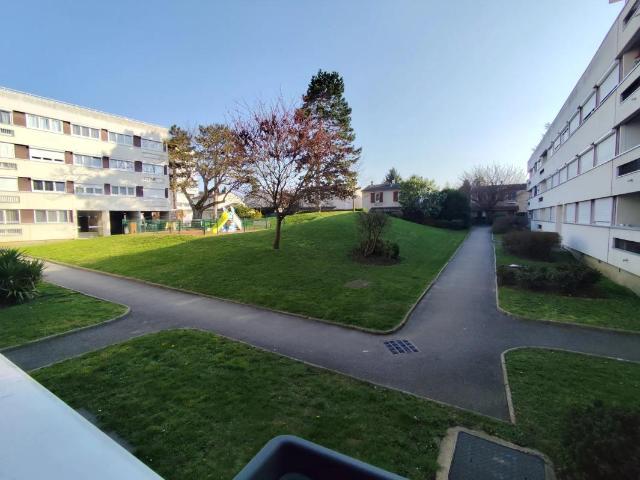 Bel appartement 2P avec balcon à Plaisir