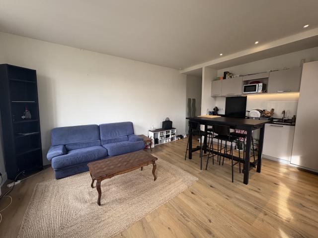 Bel appartement 4 pièces avec balcons Immeuble en pierre de taille