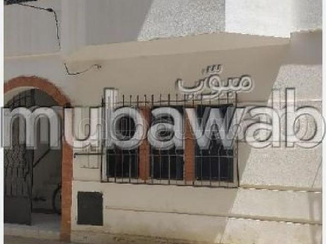 Bel appartement à vendre à Asilah. 3 chambres. Salon traditionnel et porte blindée
