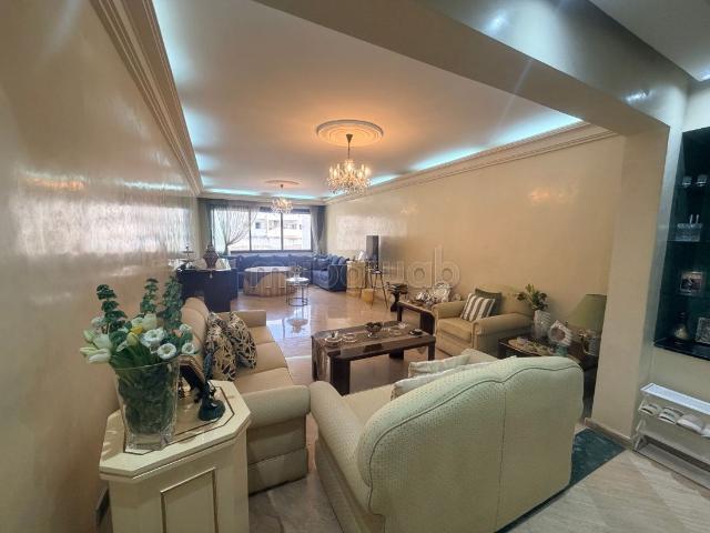 Bel appartement à vendre à Racine. Superficie 198 m². Grand balcon