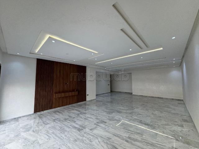 Bel appartement à vendre dans le centre ville de Fès. 3 belles chambres. Terrasse et ascenseur