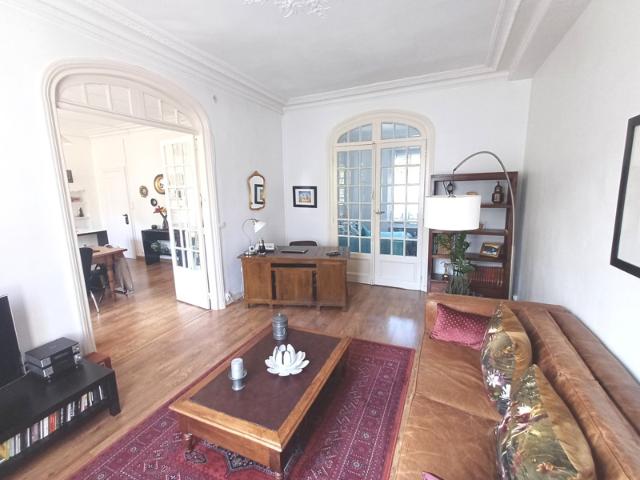 Bel Appartement Bourgeois avec Place de Stationnement à prox