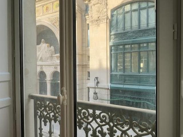 Bel appartement balcon filant en angle avec vue sur monument. 172m² Paris 9ème